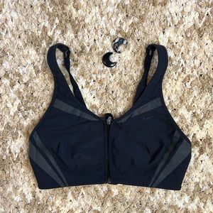 Nike Dri Fit Sports bra, Front Zip, Adjustable Straps, Size Medium, Black & Grey